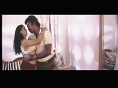 Ebony aux cheveux bouclés se fait baiser par un garçon film érotique amateur tatoué