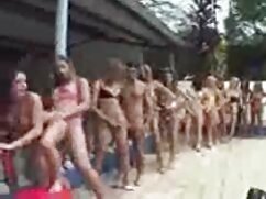 Pâques b unny joue avec de gros film erotique porn œufs et de savoureuses carottes