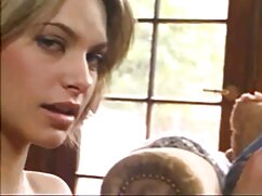 Dick cowgirl à filmes erotique gratuit l'envers chevauche et suce sur le canapé